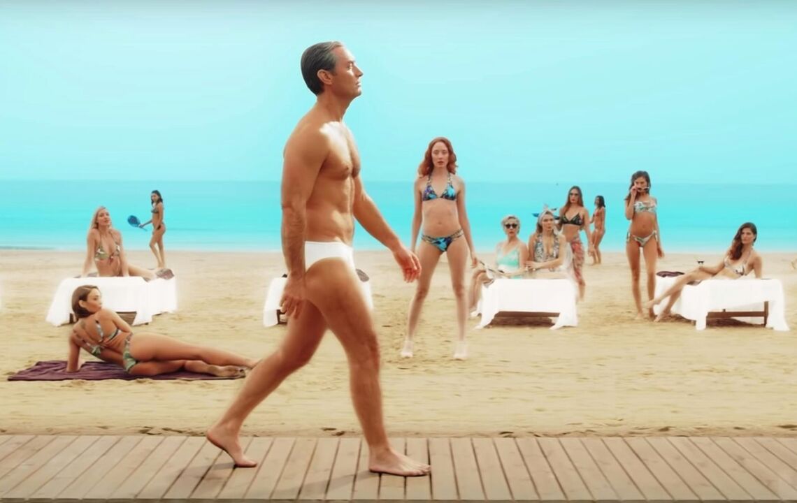 The girls on the beach stared at a man who increased his cock